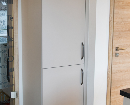 Die Kühl-Gefrier-Kombi wurde elegant hinter einem zur Küche passenden Schrank versteckt