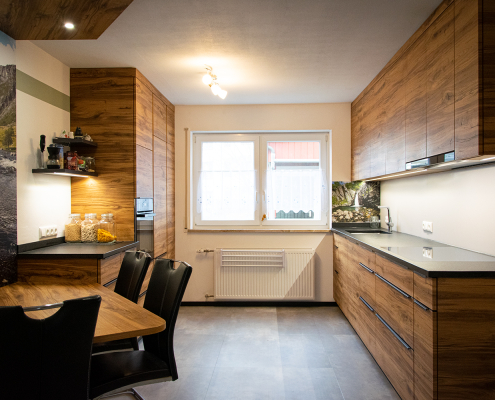 Moderne Wohnküche mit Sitzgelegenheit