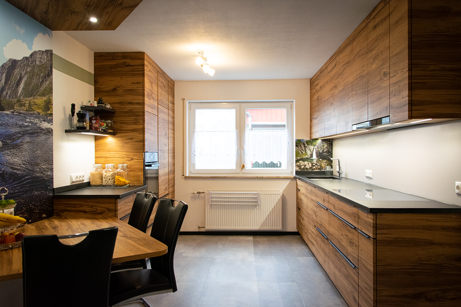 Moderne Wohnküche mit Sitzgelegenheit